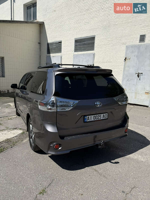 Минивэн Toyota Sienna 2017 в Киеве