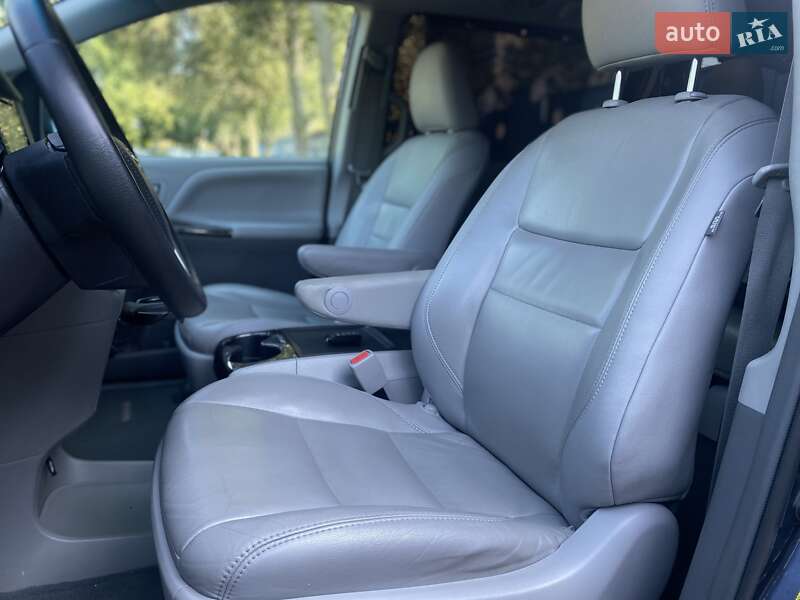 Минивэн Toyota Sienna 2018 в Киеве фото 14 Минивэн Toyota Sienna 2018 в Киеве