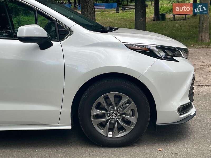 Мінівен Toyota Sienna 2023 в Києві