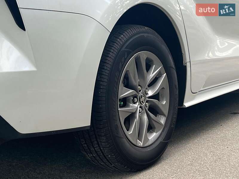 Мінівен Toyota Sienna 2023 в Києві