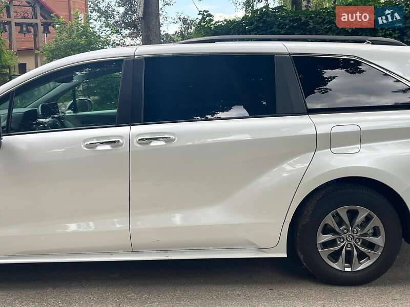 Мінівен Toyota Sienna 2023 в Києві