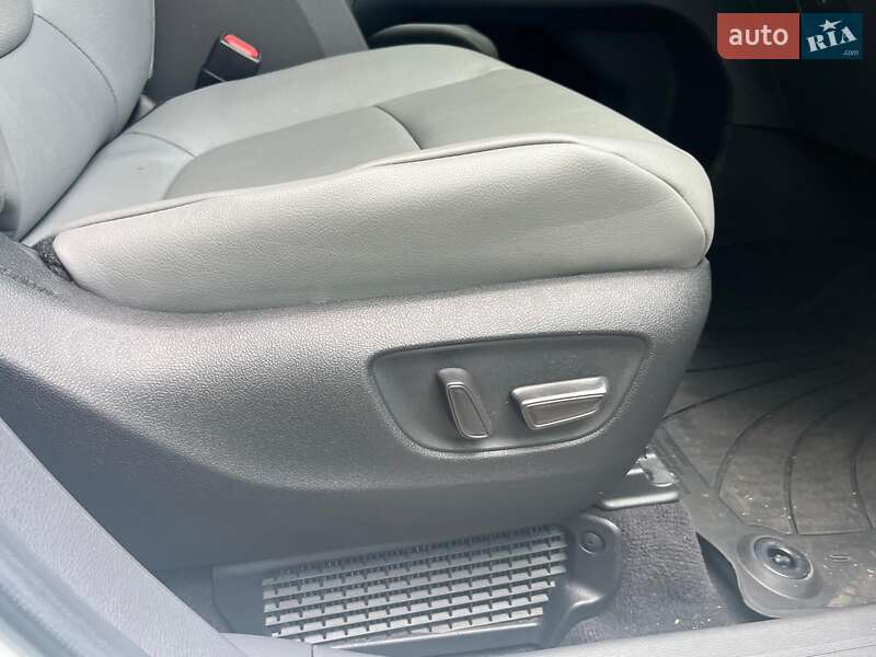 Мінівен Toyota Sienna 2023 в Києві