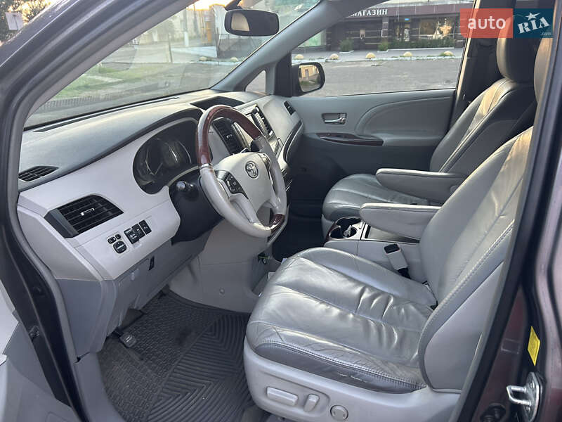 Мінівен Toyota Sienna 2011 в Чернівцях