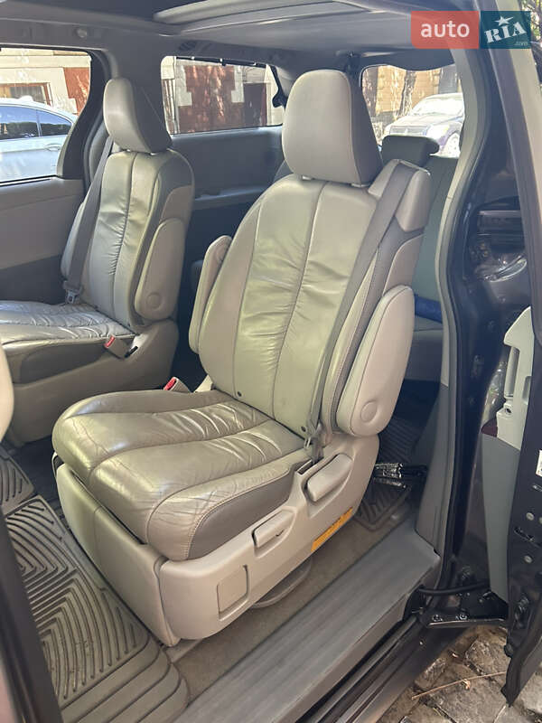 Мінівен Toyota Sienna 2011 в Чернівцях