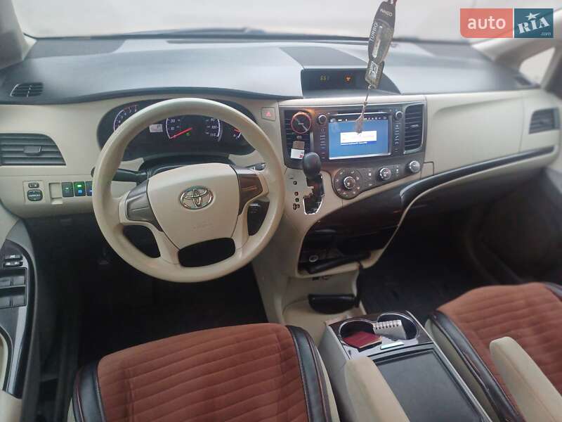 Мінівен Toyota Sienna 2010 в Одесі
