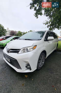 Мінівен Toyota Sienna 2011 в Рівному