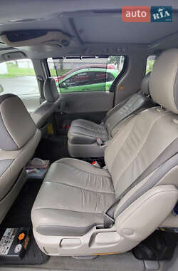 Мінівен Toyota Sienna 2011 в Рівному