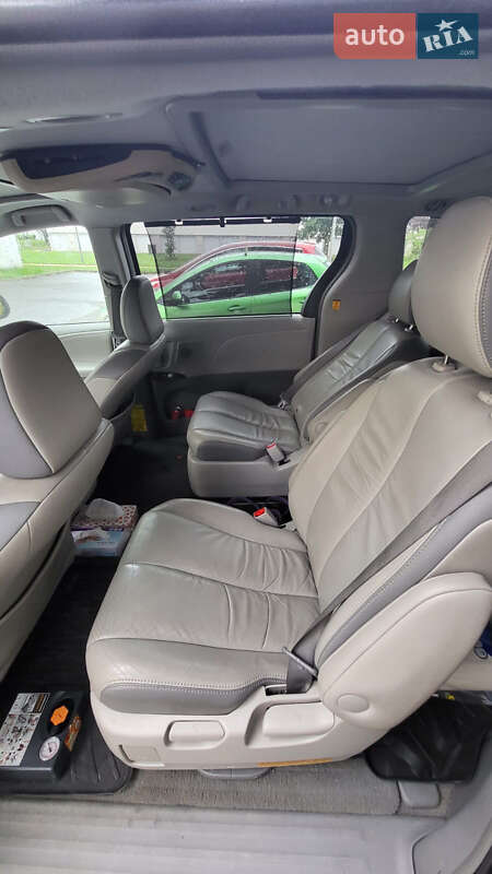 Мінівен Toyota Sienna 2011 в Рівному