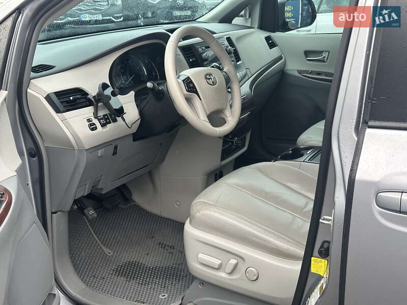 Минивэн Toyota Sienna 2012 в Киеве