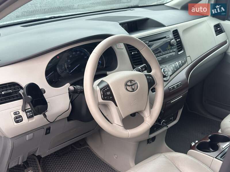 Минивэн Toyota Sienna 2012 в Киеве