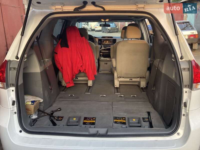 Мінівен Toyota Sienna 2010 в Києві