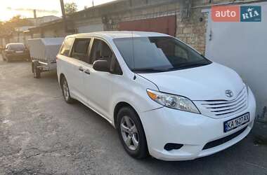 Минивэн Toyota Sienna 2010 в 