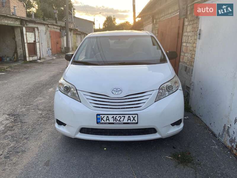 Минивэн Toyota Sienna 2010 в 