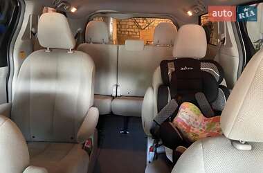 Минивэн Toyota Sienna 2010 в 