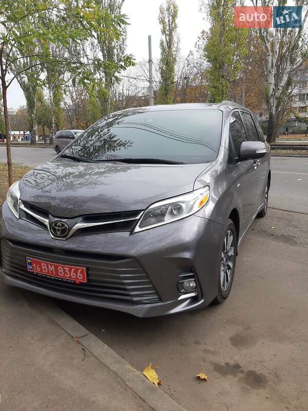 Мінівен Toyota Sienna 2019 в Одесі