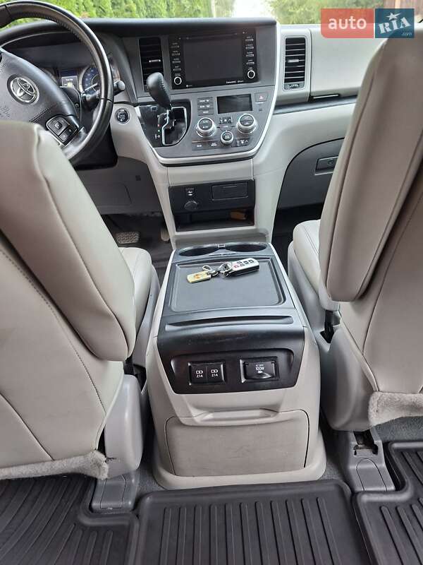 Мінівен Toyota Sienna 2019 в Києві