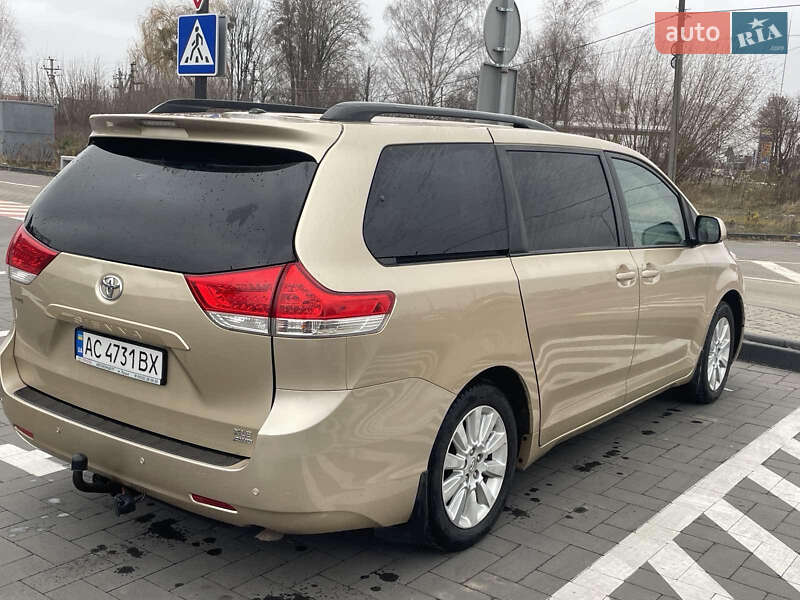 Минивэн Toyota Sienna 2010 в Луцке