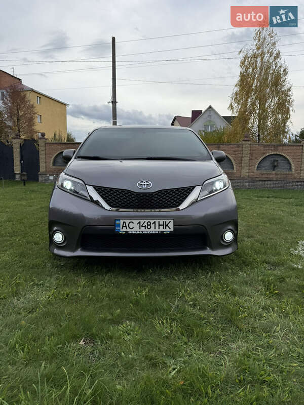 Минивэн Toyota Sienna 2017 в Луцке