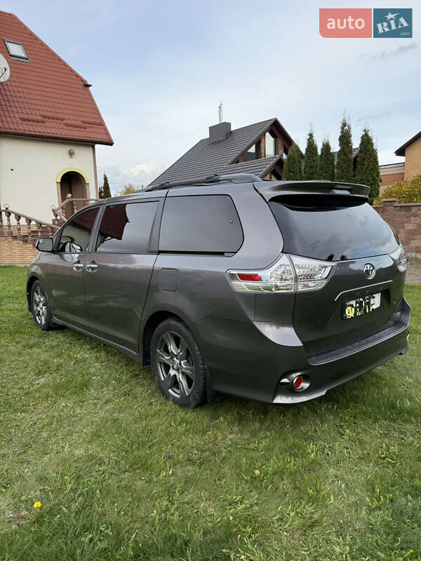 Минивэн Toyota Sienna 2017 в Луцке