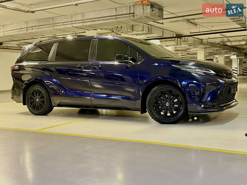 Минивэн Toyota Sienna 2022 в Киеве