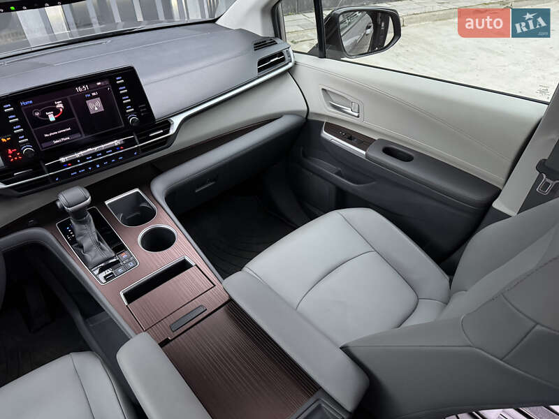 Минивэн Toyota Sienna 2021 в Киеве