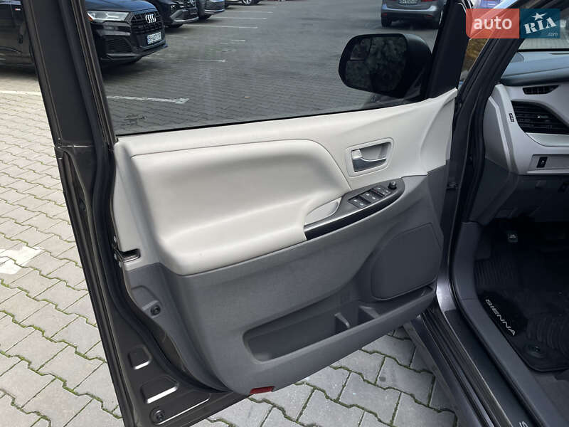 Мінівен Toyota Sienna 2019 в Одесі