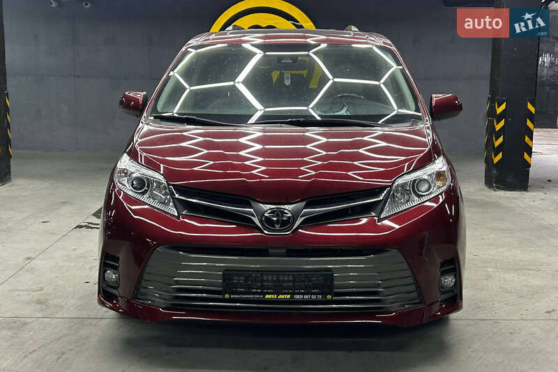 Мінівен Toyota Sienna 2018 в Чернівцях