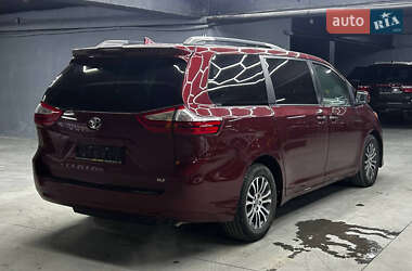 Мінівен Toyota Sienna 2018 в Чернівцях