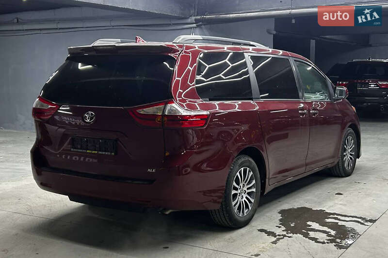 Мінівен Toyota Sienna 2018 в Чернівцях