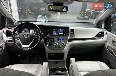 Мінівен Toyota Sienna 2018 в Чернівцях