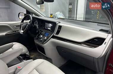 Мінівен Toyota Sienna 2018 в Чернівцях