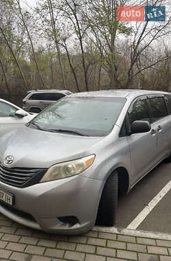 Минивэн Toyota Sienna 2010 в Киеве