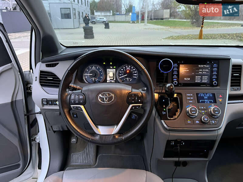 Минивэн Toyota Sienna 2017 в Киеве