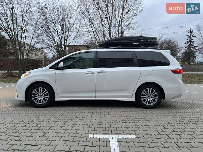 Минивэн Toyota Sienna 2017 в Киеве