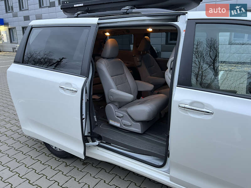 Минивэн Toyota Sienna 2017 в Киеве