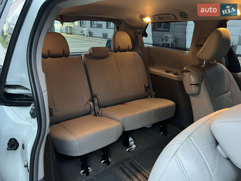 Минивэн Toyota Sienna 2017 в Киеве