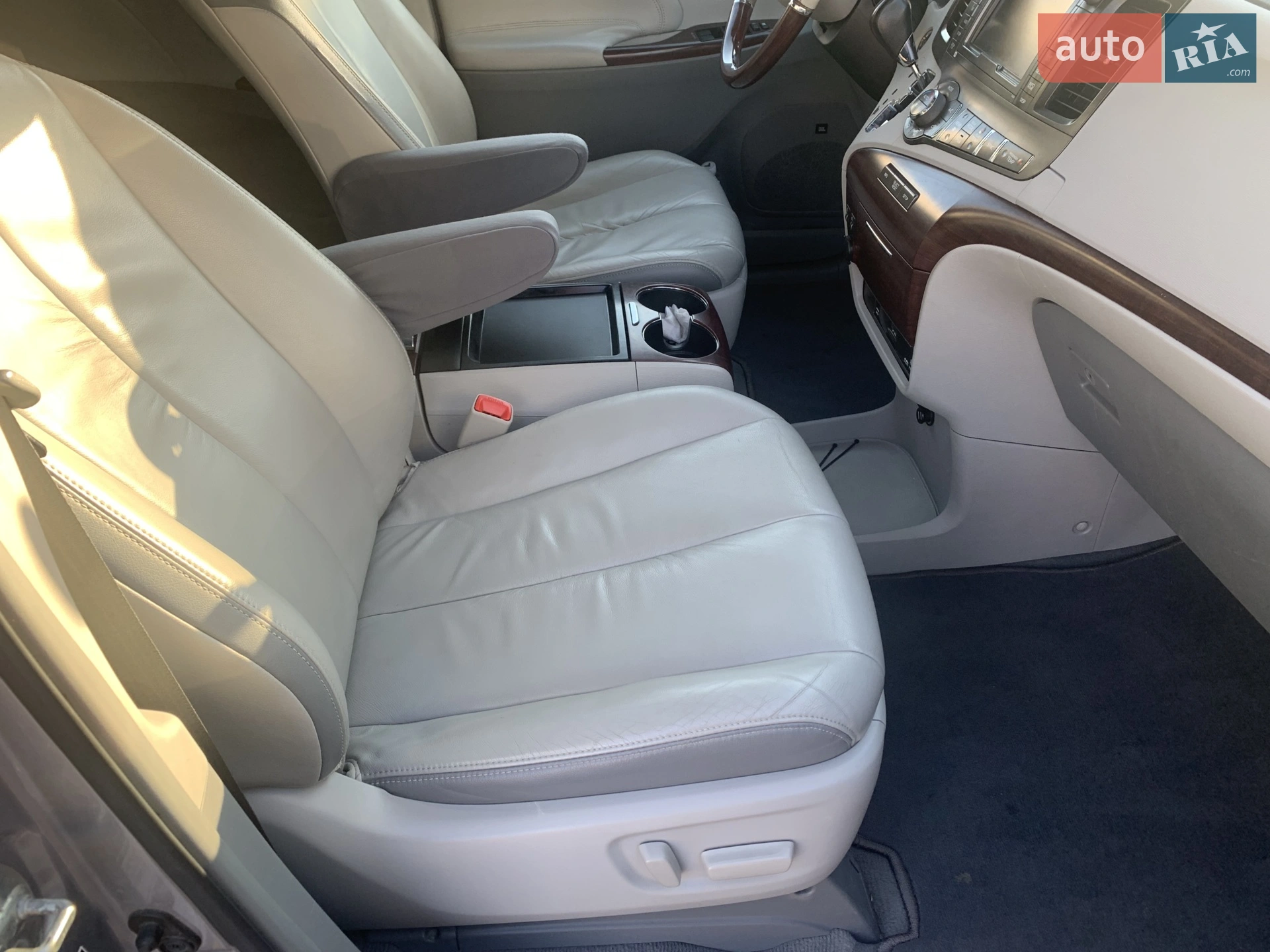 2010 Toyota Sienna - мініатюра 12