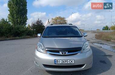 Минивэн Toyota Sienna 2007 в Хороле