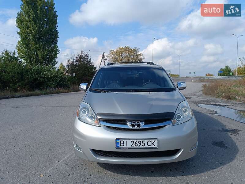 Мінівен Toyota Sienna 2007 в Хоролі