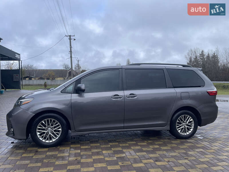 Минивэн Toyota Sienna 2018 в Диканьке