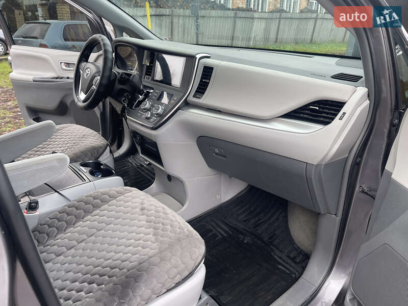 Минивэн Toyota Sienna 2018 в Диканьке