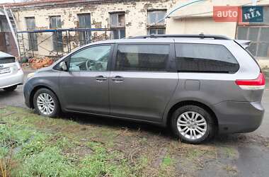 Мінівен Toyota Sienna 2014 в Києві
