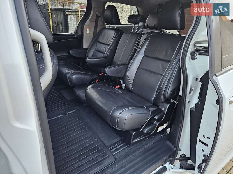 Мінівен Toyota Sienna 2016 в Одесі