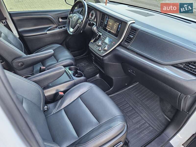 Мінівен Toyota Sienna 2016 в Одесі