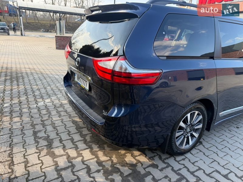 Минивэн Toyota Sienna 2018 в Хмельницком