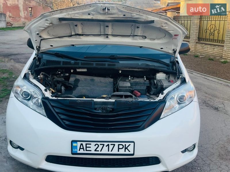 Минивэн Toyota Sienna 2015 в Кривом Роге