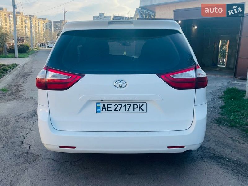 Минивэн Toyota Sienna 2015 в Кривом Роге