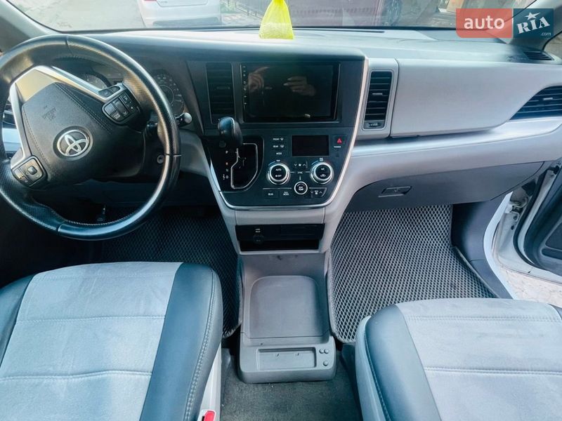 Минивэн Toyota Sienna 2015 в Кривом Роге