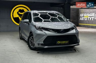 Мінівен Toyota Sienna 2021 в Чернівцях