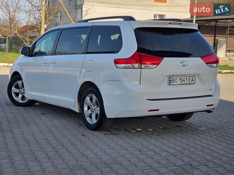 Минивэн Toyota Sienna 2013 в Гусятине